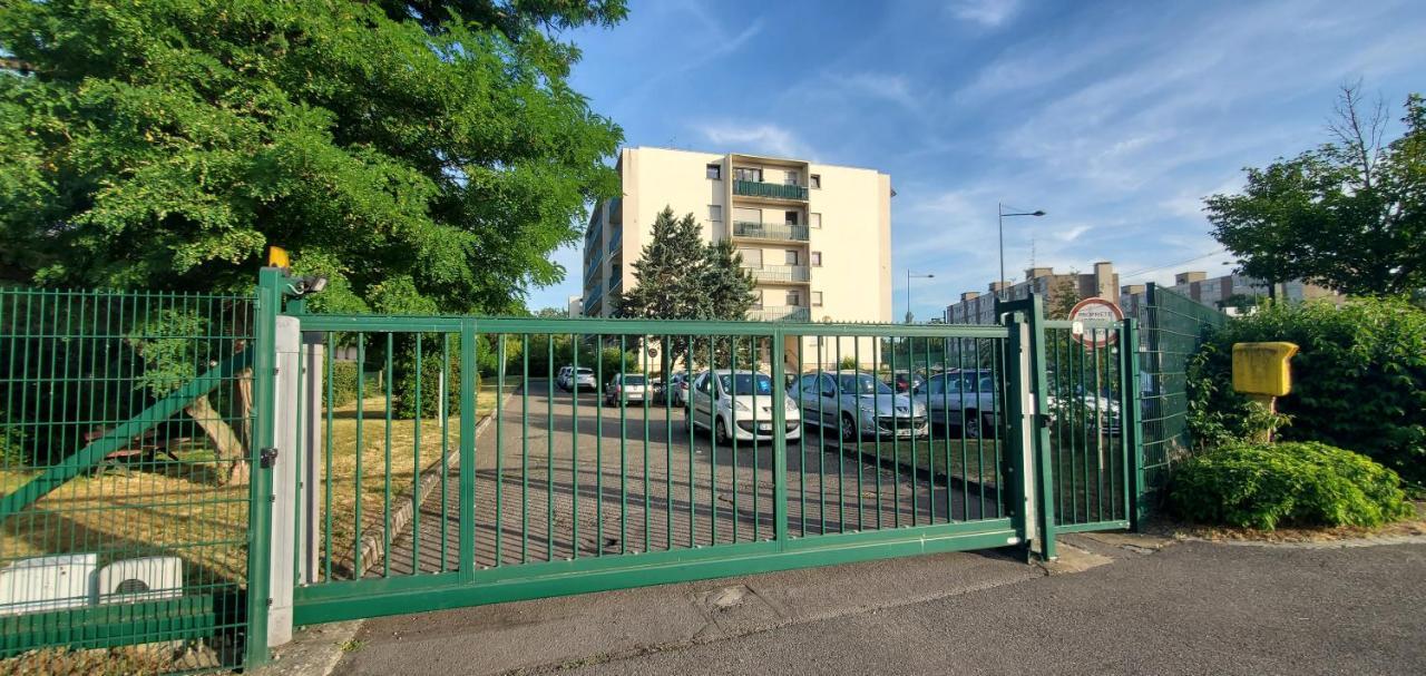 Lumineux 1 Pièce Avec Parking Fermé Et Arrêt De Tram à 100 M Appartement