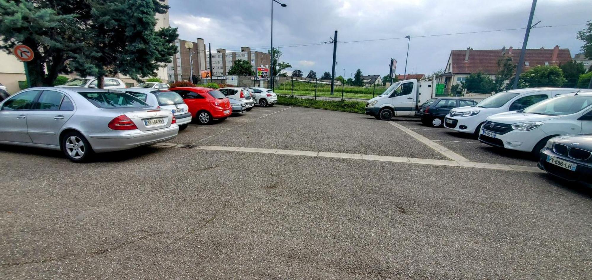 Lumineux 1 Pièce Avec Parking Fermé Et Arrêt De Tram à 100 M Appartement *